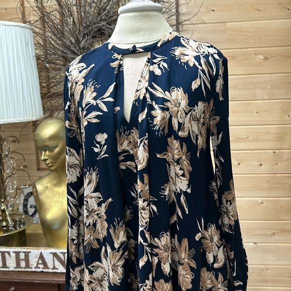 Lightweight Tunic Style Top - Picture 6 of 13